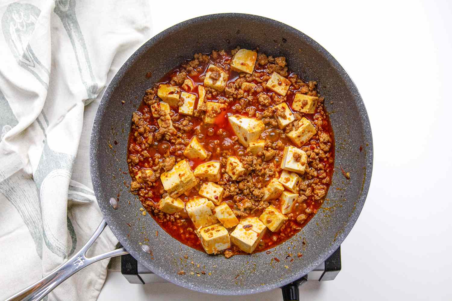 Mapo Tofu mijotant dans la poêle