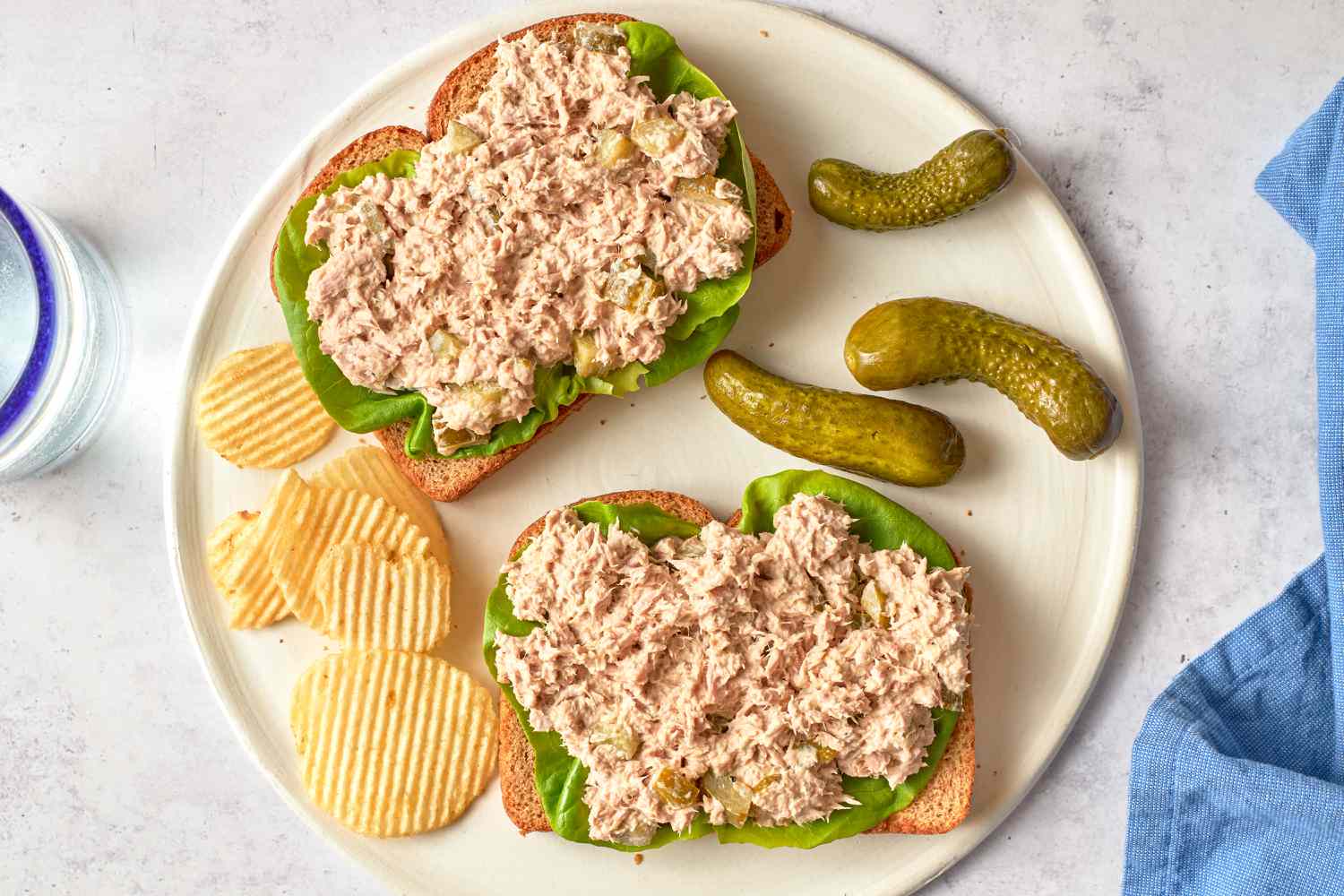 Salade de thon aux cornichons au dill sur un sandwich ouvert