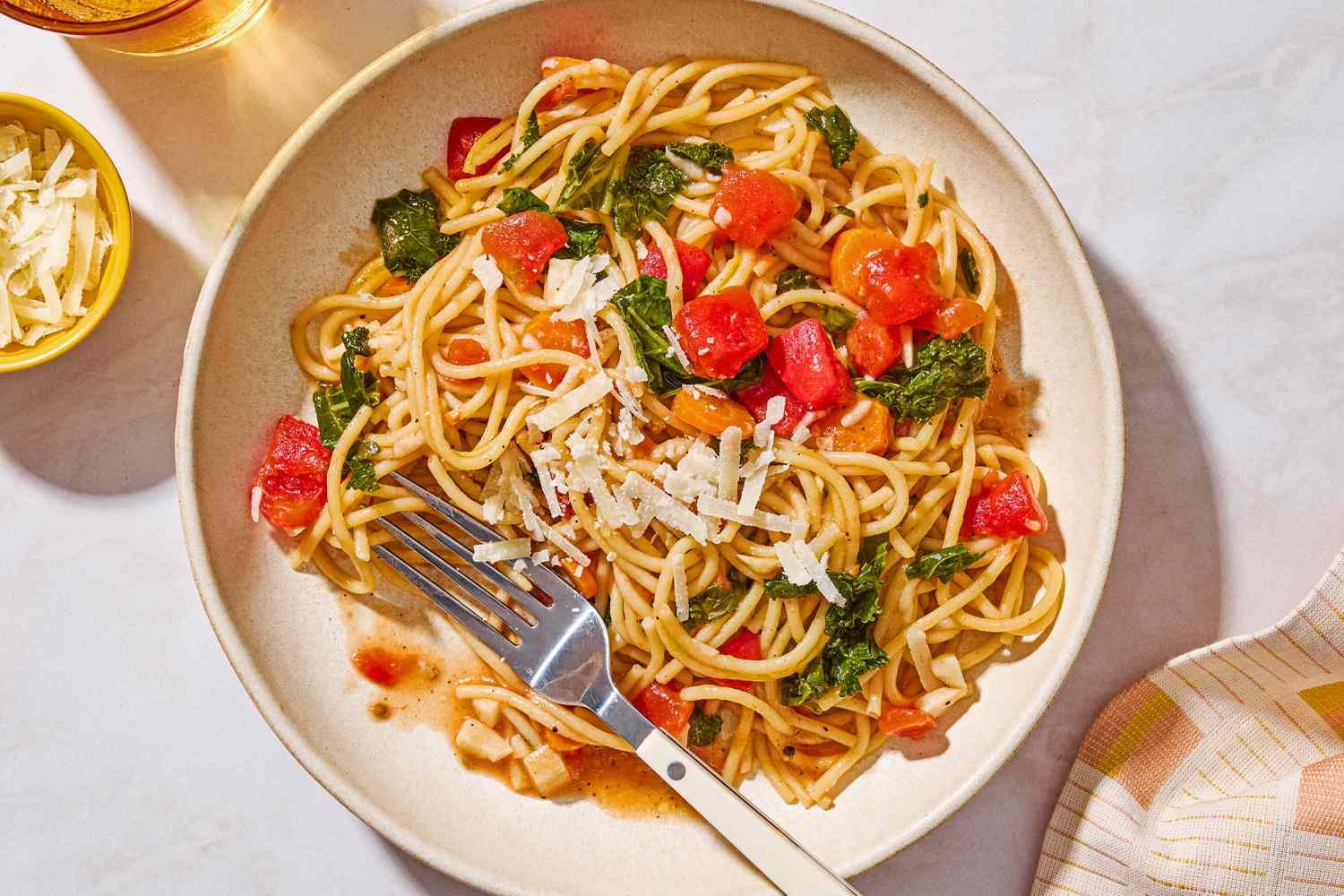 Spaghetti en une seule casserole avec du chou frisé sur une assiette avec une fourchette