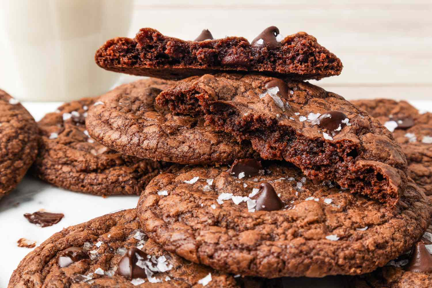 un cookie brownie de 3 ingrédients coupé en deux posé sur un tas de cookies