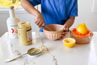 La vinaigrette à 3 ingrédients si facile que même mon enfant de 5 ans peut la préparer.